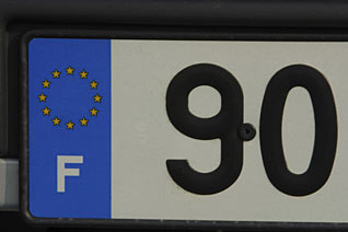 Oben EU-Flagge, unten Nationenkürzel  so sieht das EU-Kennzeichen aus